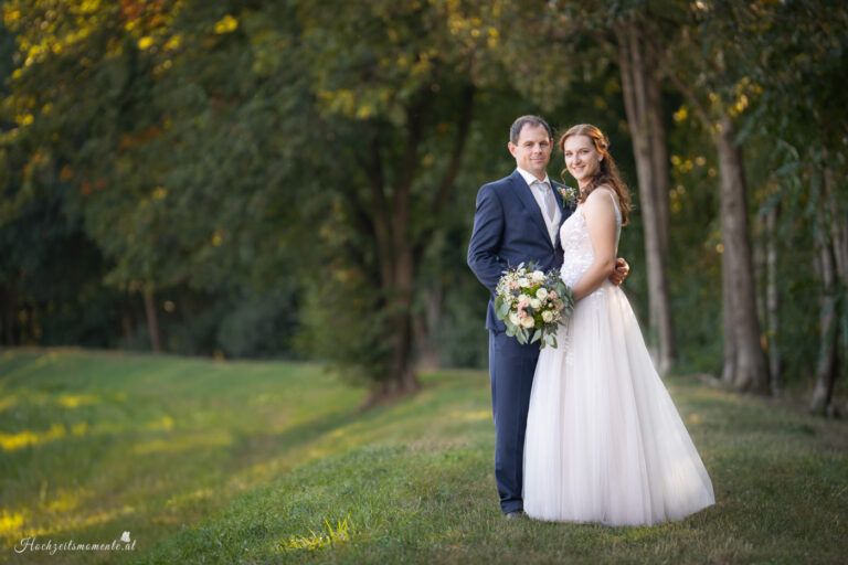 Hochzeitsfotograf Wiener Neustadt, Baden bei Wien & Umgebung Ich bin Ihr Hochzeitsfotograf in Wiener Neustadt, Baden bei Wien und der Umgebung. Mit viel Erfahrung und Liebe zum Detail halte ich die schönsten Momente Ihrer Hochzeit in authentischen, emotionalen Fotos fest. Zusätzlich können Sie im Raum Wiener Neustadt, Baden bei Wien und Umgebung eine Fotobox für Ihre Feier mieten – für noch mehr Spaß und unvergessliche Erinnerungen. Vertrauen Sie auf meine Expertise, um Ihre Hochzeitsbilder perfekt in Szene zu setzen.