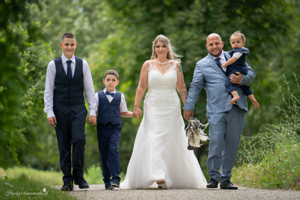 Hochzeitsfotograf Wien, Baden bei Wien & Mödling Als erfahrener Hochzeitsfotograf in Wien, Baden bei Wien, Mödling und Umgebung fange ich die schönsten Momente Ihrer Hochzeit mit authentischen, emotionalen Bildern ein. Mit viel Liebe zum Detail halte ich Ihre unvergesslichen Erinnerungen fest. Zusätzlich biete ich die Möglichkeit, eine Fotobox im Raum Wien günstig zu mieten – für noch mehr Spaß und unvergessliche Erinnerungen an Ihrem großen Tag.