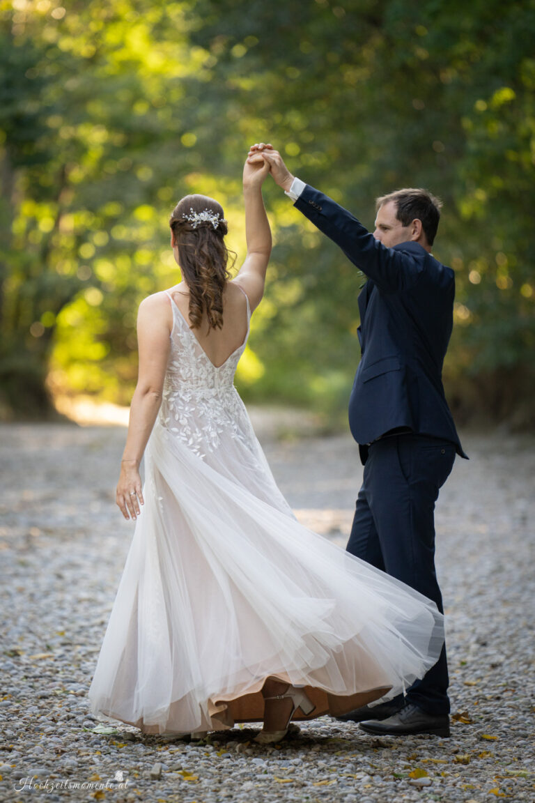 Hochzeitsfotograf Wiener Neustadt, Baden bei Wien & Umgebung Ich bin Ihr Hochzeitsfotograf in Wiener Neustadt, Baden bei Wien und der Umgebung. Mit viel Erfahrung und Liebe zum Detail halte ich die schönsten Momente Ihrer Hochzeit in authentischen, emotionalen Fotos fest. Zusätzlich können Sie im Raum Wiener Neustadt, Baden bei Wien und Umgebung eine Fotobox für Ihre Feier mieten – für noch mehr Spaß und unvergessliche Erinnerungen. Vertrauen Sie auf meine Expertise, um Ihre Hochzeitsbilder perfekt in Szene zu setzen.