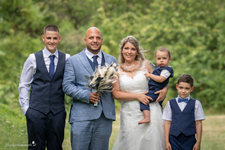 Hochzeitsfotograf Wien, Baden bei Wien & Mödling Als erfahrener Hochzeitsfotograf in Wien, Baden bei Wien, Mödling und Umgebung fange ich die schönsten Momente Ihrer Hochzeit mit authentischen, emotionalen Bildern ein. Mit viel Liebe zum Detail halte ich Ihre unvergesslichen Erinnerungen fest. Zusätzlich biete ich die Möglichkeit, eine Fotobox im Raum Wien günstig zu mieten – für noch mehr Spaß und unvergessliche Erinnerungen an Ihrem großen Tag.