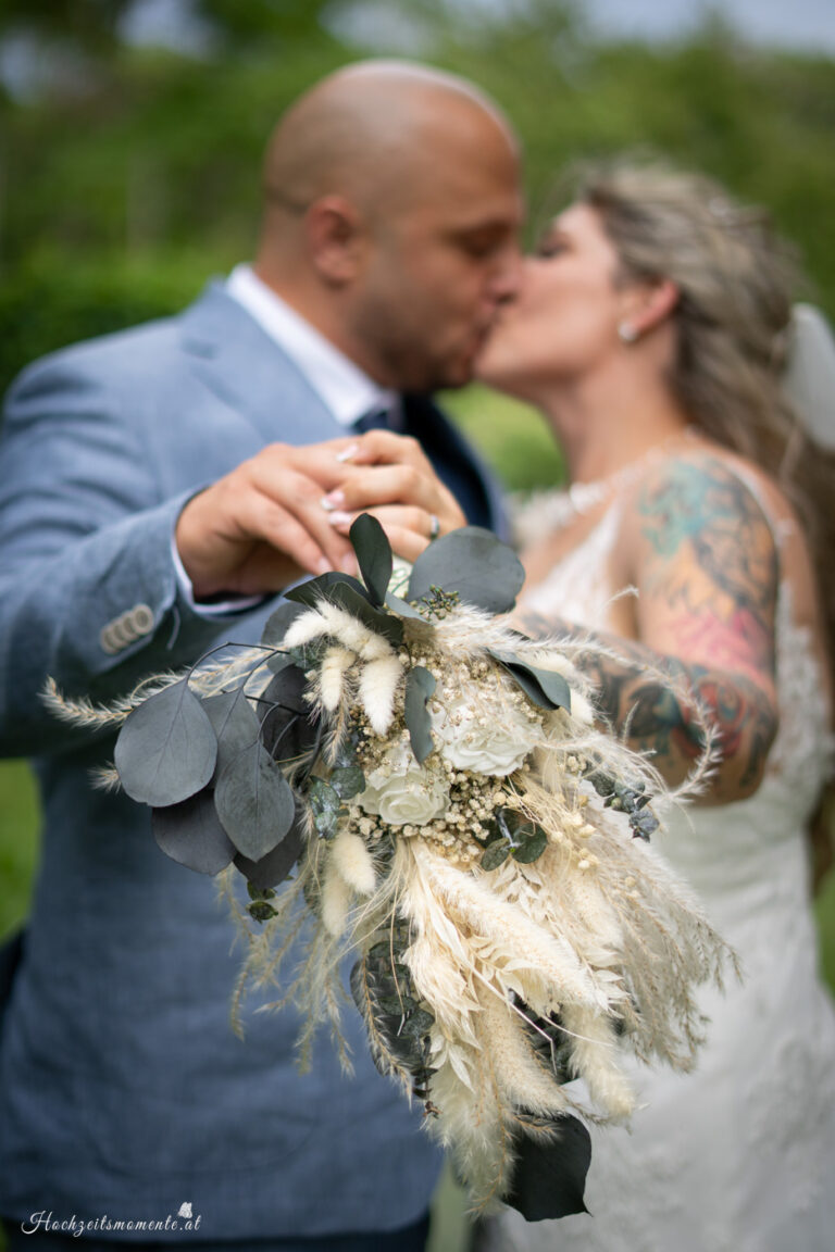 Hochzeitsfotograf Wien, Baden bei Wien & Mödling Als erfahrener Hochzeitsfotograf in Wien, Baden bei Wien, Mödling und Umgebung fange ich die schönsten Momente Ihrer Hochzeit mit authentischen, emotionalen Bildern ein. Mit viel Liebe zum Detail halte ich Ihre unvergesslichen Erinnerungen fest. Zusätzlich biete ich die Möglichkeit, eine Fotobox im Raum Wien günstig zu mieten – für noch mehr Spaß und unvergessliche Erinnerungen an Ihrem großen Tag.