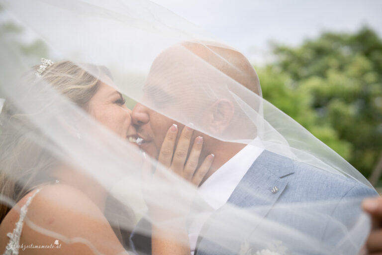 Hochzeitsfotograf Wien, Baden bei Wien & Mödling Als erfahrener Hochzeitsfotograf in Wien, Baden bei Wien, Mödling und Umgebung fange ich die schönsten Momente Ihrer Hochzeit mit authentischen, emotionalen Bildern ein. Mit viel Liebe zum Detail halte ich Ihre unvergesslichen Erinnerungen fest. Zusätzlich biete ich die Möglichkeit, eine Fotobox im Raum Wien günstig zu mieten – für noch mehr Spaß und unvergessliche Erinnerungen an Ihrem großen Tag.