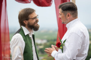 Hochzeitsfotograf Mödling, Baden bei Wien & Umgebung Als erfahrener Hochzeitsfotograf in Mödling, Baden bei Wien und Umgebung fange ich die schönsten Momente Ihres großen Tages in authentischen, emotionalen Bildern ein. Mit viel Liebe zum Detail und einem sicheren Auge für besondere Augenblicke, halte ich die unvergesslichen Erinnerungen an Ihre Hochzeit fest – ganz nach Ihren Wünschen und mit viel Herz. Vertrauen Sie auf meine jahrelange Erfahrung und lassen Sie sich von meinen Hochzeitsfotos verzaubern!