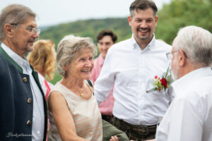 Hochzeitsfotograf Mödling, Baden bei Wien & Umgebung Als erfahrener Hochzeitsfotograf in Mödling, Baden bei Wien und Umgebung fange ich die schönsten Momente Ihres großen Tages in authentischen, emotionalen Bildern ein. Mit viel Liebe zum Detail und einem sicheren Auge für besondere Augenblicke, halte ich die unvergesslichen Erinnerungen an Ihre Hochzeit fest – ganz nach Ihren Wünschen und mit viel Herz. Vertrauen Sie auf meine jahrelange Erfahrung und lassen Sie sich von meinen Hochzeitsfotos verzaubern!