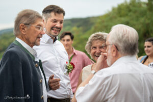 Hochzeitsfotograf Mödling, Baden bei Wien & Umgebung Als erfahrener Hochzeitsfotograf in Mödling, Baden bei Wien und Umgebung fange ich die schönsten Momente Ihres großen Tages in authentischen, emotionalen Bildern ein. Mit viel Liebe zum Detail und einem sicheren Auge für besondere Augenblicke, halte ich die unvergesslichen Erinnerungen an Ihre Hochzeit fest – ganz nach Ihren Wünschen und mit viel Herz. Vertrauen Sie auf meine jahrelange Erfahrung und lassen Sie sich von meinen Hochzeitsfotos verzaubern!
