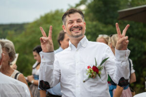 Hochzeitsfotograf Mödling, Baden bei Wien & Umgebung Als erfahrener Hochzeitsfotograf in Mödling, Baden bei Wien und Umgebung fange ich die schönsten Momente Ihres großen Tages in authentischen, emotionalen Bildern ein. Mit viel Liebe zum Detail und einem sicheren Auge für besondere Augenblicke, halte ich die unvergesslichen Erinnerungen an Ihre Hochzeit fest – ganz nach Ihren Wünschen und mit viel Herz. Vertrauen Sie auf meine jahrelange Erfahrung und lassen Sie sich von meinen Hochzeitsfotos verzaubern!