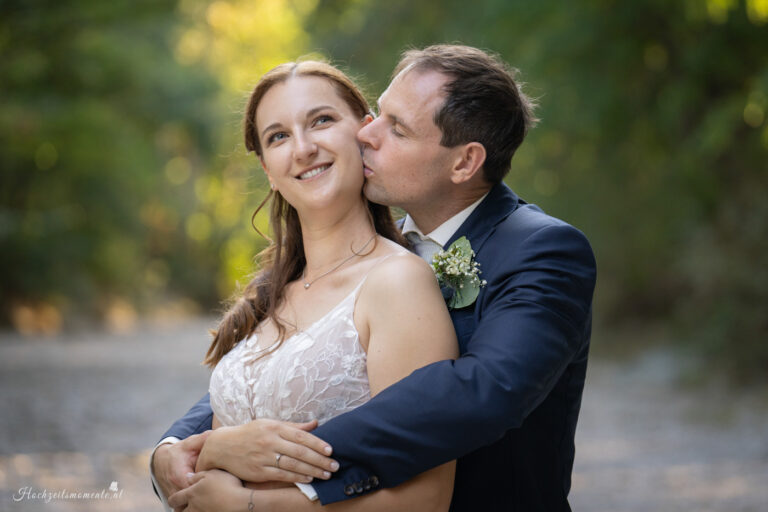 Hochzeitsfotograf Wiener Neustadt, Baden bei Wien & Umgebung Ich bin Ihr Hochzeitsfotograf in Wiener Neustadt, Baden bei Wien und der Umgebung. Mit viel Erfahrung und Liebe zum Detail halte ich die schönsten Momente Ihrer Hochzeit in authentischen, emotionalen Fotos fest. Zusätzlich können Sie im Raum Wiener Neustadt, Baden bei Wien und Umgebung eine Fotobox für Ihre Feier mieten – für noch mehr Spaß und unvergessliche Erinnerungen. Vertrauen Sie auf meine Expertise, um Ihre Hochzeitsbilder perfekt in Szene zu setzen.