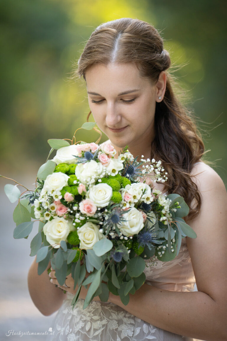 Hochzeitsfotograf Wiener Neustadt, Baden bei Wien & Umgebung Ich bin Ihr Hochzeitsfotograf in Wiener Neustadt, Baden bei Wien und der Umgebung. Mit viel Erfahrung und Liebe zum Detail halte ich die schönsten Momente Ihrer Hochzeit in authentischen, emotionalen Fotos fest. Zusätzlich können Sie im Raum Wiener Neustadt, Baden bei Wien und Umgebung eine Fotobox für Ihre Feier mieten – für noch mehr Spaß und unvergessliche Erinnerungen. Vertrauen Sie auf meine Expertise, um Ihre Hochzeitsbilder perfekt in Szene zu setzen.