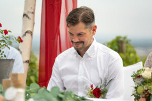 Hochzeitsfotograf Mödling, Baden bei Wien & Umgebung Als erfahrener Hochzeitsfotograf in Mödling, Baden bei Wien und Umgebung fange ich die schönsten Momente Ihres großen Tages in authentischen, emotionalen Bildern ein. Mit viel Liebe zum Detail und einem sicheren Auge für besondere Augenblicke, halte ich die unvergesslichen Erinnerungen an Ihre Hochzeit fest – ganz nach Ihren Wünschen und mit viel Herz. Vertrauen Sie auf meine jahrelange Erfahrung und lassen Sie sich von meinen Hochzeitsfotos verzaubern!