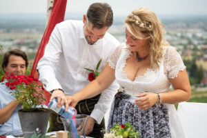 Hochzeitsfotograf Mödling, Baden bei Wien & Umgebung Als erfahrener Hochzeitsfotograf in Mödling, Baden bei Wien und Umgebung fange ich die schönsten Momente Ihres großen Tages in authentischen, emotionalen Bildern ein. Mit viel Liebe zum Detail und einem sicheren Auge für besondere Augenblicke, halte ich die unvergesslichen Erinnerungen an Ihre Hochzeit fest – ganz nach Ihren Wünschen und mit viel Herz. Vertrauen Sie auf meine jahrelange Erfahrung und lassen Sie sich von meinen Hochzeitsfotos verzaubern!