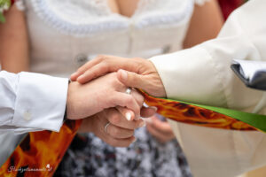 Hochzeitsfotograf Mödling, Baden bei Wien & Umgebung Als erfahrener Hochzeitsfotograf in Mödling, Baden bei Wien und Umgebung fange ich die schönsten Momente Ihres großen Tages in authentischen, emotionalen Bildern ein. Mit viel Liebe zum Detail und einem sicheren Auge für besondere Augenblicke, halte ich die unvergesslichen Erinnerungen an Ihre Hochzeit fest – ganz nach Ihren Wünschen und mit viel Herz. Vertrauen Sie auf meine jahrelange Erfahrung und lassen Sie sich von meinen Hochzeitsfotos verzaubern!
