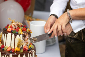 Hochzeitsfotograf Mödling, Baden bei Wien & Umgebung Als erfahrener Hochzeitsfotograf in Mödling, Baden bei Wien und Umgebung fange ich die schönsten Momente Ihres großen Tages in authentischen, emotionalen Bildern ein. Mit viel Liebe zum Detail und einem sicheren Auge für besondere Augenblicke, halte ich die unvergesslichen Erinnerungen an Ihre Hochzeit fest – ganz nach Ihren Wünschen und mit viel Herz. Vertrauen Sie auf meine jahrelange Erfahrung und lassen Sie sich von meinen Hochzeitsfotos verzaubern!