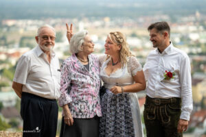 Hochzeitsfotograf Mödling, Baden bei Wien & Umgebung Als erfahrener Hochzeitsfotograf in Mödling, Baden bei Wien und Umgebung fange ich die schönsten Momente Ihres großen Tages in authentischen, emotionalen Bildern ein. Mit viel Liebe zum Detail und einem sicheren Auge für besondere Augenblicke, halte ich die unvergesslichen Erinnerungen an Ihre Hochzeit fest – ganz nach Ihren Wünschen und mit viel Herz. Vertrauen Sie auf meine jahrelange Erfahrung und lassen Sie sich von meinen Hochzeitsfotos verzaubern!