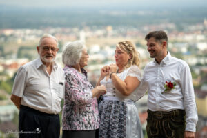 Hochzeitsfotograf Mödling, Baden bei Wien & Umgebung Als erfahrener Hochzeitsfotograf in Mödling, Baden bei Wien und Umgebung fange ich die schönsten Momente Ihres großen Tages in authentischen, emotionalen Bildern ein. Mit viel Liebe zum Detail und einem sicheren Auge für besondere Augenblicke, halte ich die unvergesslichen Erinnerungen an Ihre Hochzeit fest – ganz nach Ihren Wünschen und mit viel Herz. Vertrauen Sie auf meine jahrelange Erfahrung und lassen Sie sich von meinen Hochzeitsfotos verzaubern!
