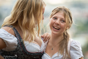 Hochzeitsfotograf Mödling, Baden bei Wien & Umgebung Als erfahrener Hochzeitsfotograf in Mödling, Baden bei Wien und Umgebung fange ich die schönsten Momente Ihres großen Tages in authentischen, emotionalen Bildern ein. Mit viel Liebe zum Detail und einem sicheren Auge für besondere Augenblicke, halte ich die unvergesslichen Erinnerungen an Ihre Hochzeit fest – ganz nach Ihren Wünschen und mit viel Herz. Vertrauen Sie auf meine jahrelange Erfahrung und lassen Sie sich von meinen Hochzeitsfotos verzaubern!