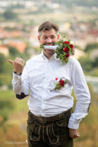 Hochzeitsfotograf Mödling, Baden bei Wien & Umgebung Als erfahrener Hochzeitsfotograf in Mödling, Baden bei Wien und Umgebung fange ich die schönsten Momente Ihres großen Tages in authentischen, emotionalen Bildern ein. Mit viel Liebe zum Detail und einem sicheren Auge für besondere Augenblicke, halte ich die unvergesslichen Erinnerungen an Ihre Hochzeit fest – ganz nach Ihren Wünschen und mit viel Herz. Vertrauen Sie auf meine jahrelange Erfahrung und lassen Sie sich von meinen Hochzeitsfotos verzaubern!
