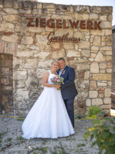 Hochzeitsfotograf Wiener Neustadt, Hochzeitsfotograf Baden bei Wien, Hochzeitsfotograf Wien, Gasthaus Ziegelwerk, Wimpassing an der Leitha Hochzeitsfotograf im Burgenland, Eisenstadt & Umgebung Ich bin Ihr Hochzeitsfotograf für das Burgenland, Eisenstadt, Baden bei Wien sowie den Bezirk Neunkirchen und Wiener Neustadt. Mit viel Erfahrung und Liebe zum Detail halte ich die schönsten Momente Ihrer Hochzeit in authentischen und emotionalen Fotos fest. Vertrauen Sie auf meine Expertise, um Ihre unvergesslichen Erinnerungen in einzigartigen Bildern zu verewigen – ganz nach Ihren Vorstellungen.