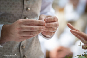 Hochzeitsfotograf Wien, Baden bei Wien & Mödling Als erfahrener Hochzeitsfotograf in Wien, Baden bei Wien, Mödling und Umgebung fange ich die schönsten Momente Ihrer Hochzeit mit authentischen, emotionalen Bildern ein. Mit viel Liebe zum Detail halte ich Ihre unvergesslichen Erinnerungen fest. Zusätzlich biete ich die Möglichkeit, eine Fotobox im Raum Wien günstig zu mieten – für noch mehr Spaß und unvergessliche Erinnerungen an Ihrem großen Tag.