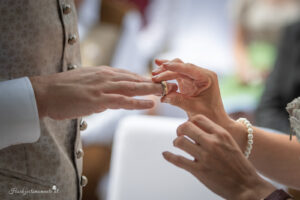 Hochzeitsfotograf Wien, Baden bei Wien & Mödling Als erfahrener Hochzeitsfotograf in Wien, Baden bei Wien, Mödling und Umgebung fange ich die schönsten Momente Ihrer Hochzeit mit authentischen, emotionalen Bildern ein. Mit viel Liebe zum Detail halte ich Ihre unvergesslichen Erinnerungen fest. Zusätzlich biete ich die Möglichkeit, eine Fotobox im Raum Wien günstig zu mieten – für noch mehr Spaß und unvergessliche Erinnerungen an Ihrem großen Tag.