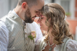 Hochzeitsfotograf Wien, Baden bei Wien & Mödling Als erfahrener Hochzeitsfotograf in Wien, Baden bei Wien, Mödling und Umgebung fange ich die schönsten Momente Ihrer Hochzeit mit authentischen, emotionalen Bildern ein. Mit viel Liebe zum Detail halte ich Ihre unvergesslichen Erinnerungen fest. Zusätzlich biete ich die Möglichkeit, eine Fotobox im Raum Wien günstig zu mieten – für noch mehr Spaß und unvergessliche Erinnerungen an Ihrem großen Tag.