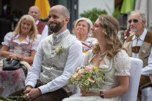 Hochzeitsfotograf Wien, Baden bei Wien & Mödling Als erfahrener Hochzeitsfotograf in Wien, Baden bei Wien, Mödling und Umgebung fange ich die schönsten Momente Ihrer Hochzeit mit authentischen, emotionalen Bildern ein. Mit viel Liebe zum Detail halte ich Ihre unvergesslichen Erinnerungen fest. Zusätzlich biete ich die Möglichkeit, eine Fotobox im Raum Wien günstig zu mieten – für noch mehr Spaß und unvergessliche Erinnerungen an Ihrem großen Tag.