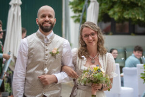 Hochzeitsfotograf Wien, Baden bei Wien & Mödling Als erfahrener Hochzeitsfotograf in Wien, Baden bei Wien, Mödling und Umgebung fange ich die schönsten Momente Ihrer Hochzeit mit authentischen, emotionalen Bildern ein. Mit viel Liebe zum Detail halte ich Ihre unvergesslichen Erinnerungen fest. Zusätzlich biete ich die Möglichkeit, eine Fotobox im Raum Wien günstig zu mieten – für noch mehr Spaß und unvergessliche Erinnerungen an Ihrem großen Tag.