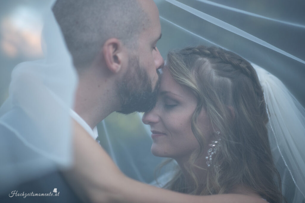 Hochzeitsfotograf Wien, Baden bei Wien & Mödling Als erfahrener Hochzeitsfotograf in Wien, Baden bei Wien, Mödling und Umgebung fange ich die schönsten Momente Ihrer Hochzeit mit authentischen, emotionalen Bildern ein. Mit viel Liebe zum Detail halte ich Ihre unvergesslichen Erinnerungen fest. Zusätzlich biete ich die Möglichkeit, eine Fotobox im Raum Wien günstig zu mieten – für noch mehr Spaß und unvergessliche Erinnerungen an Ihrem großen Tag.