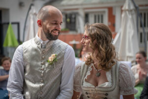 Hochzeitsfotograf Wien, Baden bei Wien & Mödling Als erfahrener Hochzeitsfotograf in Wien, Baden bei Wien, Mödling und Umgebung fange ich die schönsten Momente Ihrer Hochzeit mit authentischen, emotionalen Bildern ein. Mit viel Liebe zum Detail halte ich Ihre unvergesslichen Erinnerungen fest. Zusätzlich biete ich die Möglichkeit, eine Fotobox im Raum Wien günstig zu mieten – für noch mehr Spaß und unvergessliche Erinnerungen an Ihrem großen Tag.