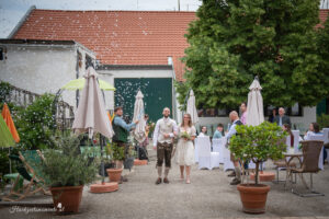 Hochzeitsfotograf Wien, Baden bei Wien & Mödling Als erfahrener Hochzeitsfotograf in Wien, Baden bei Wien, Mödling und Umgebung fange ich die schönsten Momente Ihrer Hochzeit mit authentischen, emotionalen Bildern ein. Mit viel Liebe zum Detail halte ich Ihre unvergesslichen Erinnerungen fest. Zusätzlich biete ich die Möglichkeit, eine Fotobox im Raum Wien günstig zu mieten – für noch mehr Spaß und unvergessliche Erinnerungen an Ihrem großen Tag.