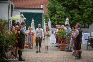 Hochzeitsfotograf Wien, Baden bei Wien & Mödling Als erfahrener Hochzeitsfotograf in Wien, Baden bei Wien, Mödling und Umgebung fange ich die schönsten Momente Ihrer Hochzeit mit authentischen, emotionalen Bildern ein. Mit viel Liebe zum Detail halte ich Ihre unvergesslichen Erinnerungen fest. Zusätzlich biete ich die Möglichkeit, eine Fotobox im Raum Wien günstig zu mieten – für noch mehr Spaß und unvergessliche Erinnerungen an Ihrem großen Tag.